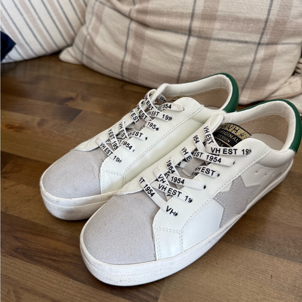 Vintage Havana sneakers

White & Gray Star Accent Men’s Sneakers with Green Heel